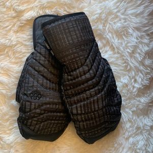 686 women’s Infidry Mittens Size M